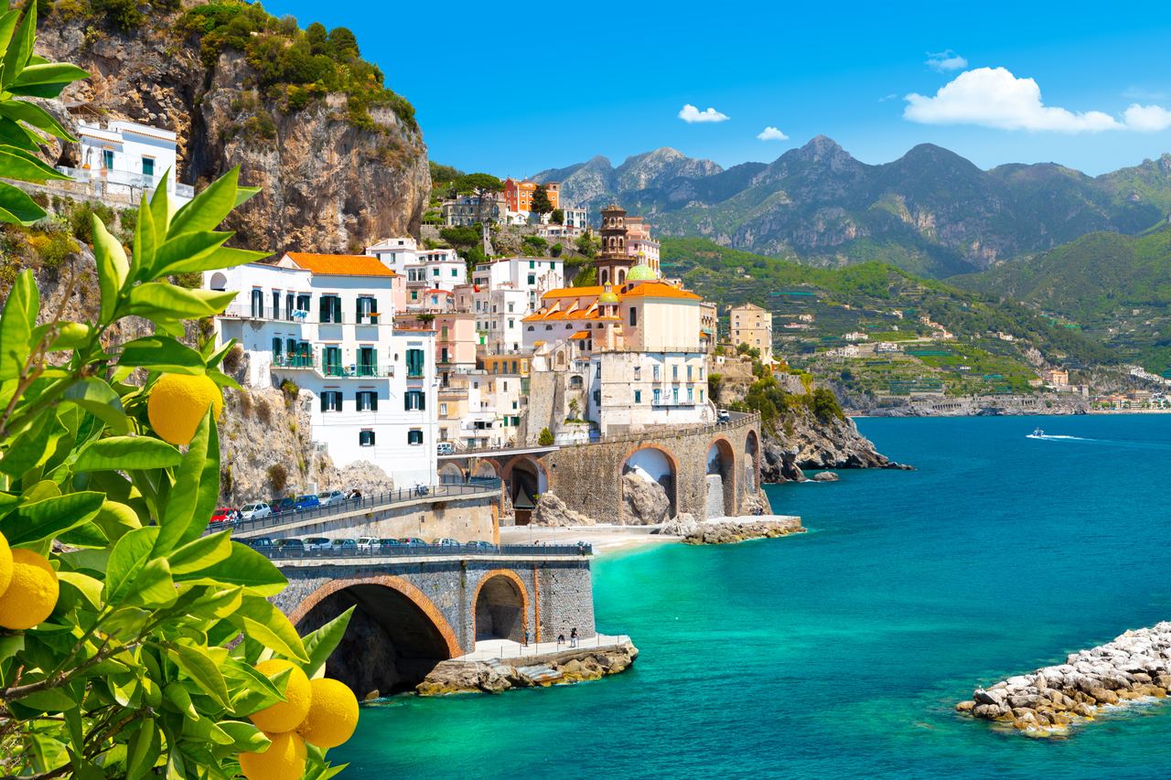 La Costiera amalfitana, case sul mare e limoni