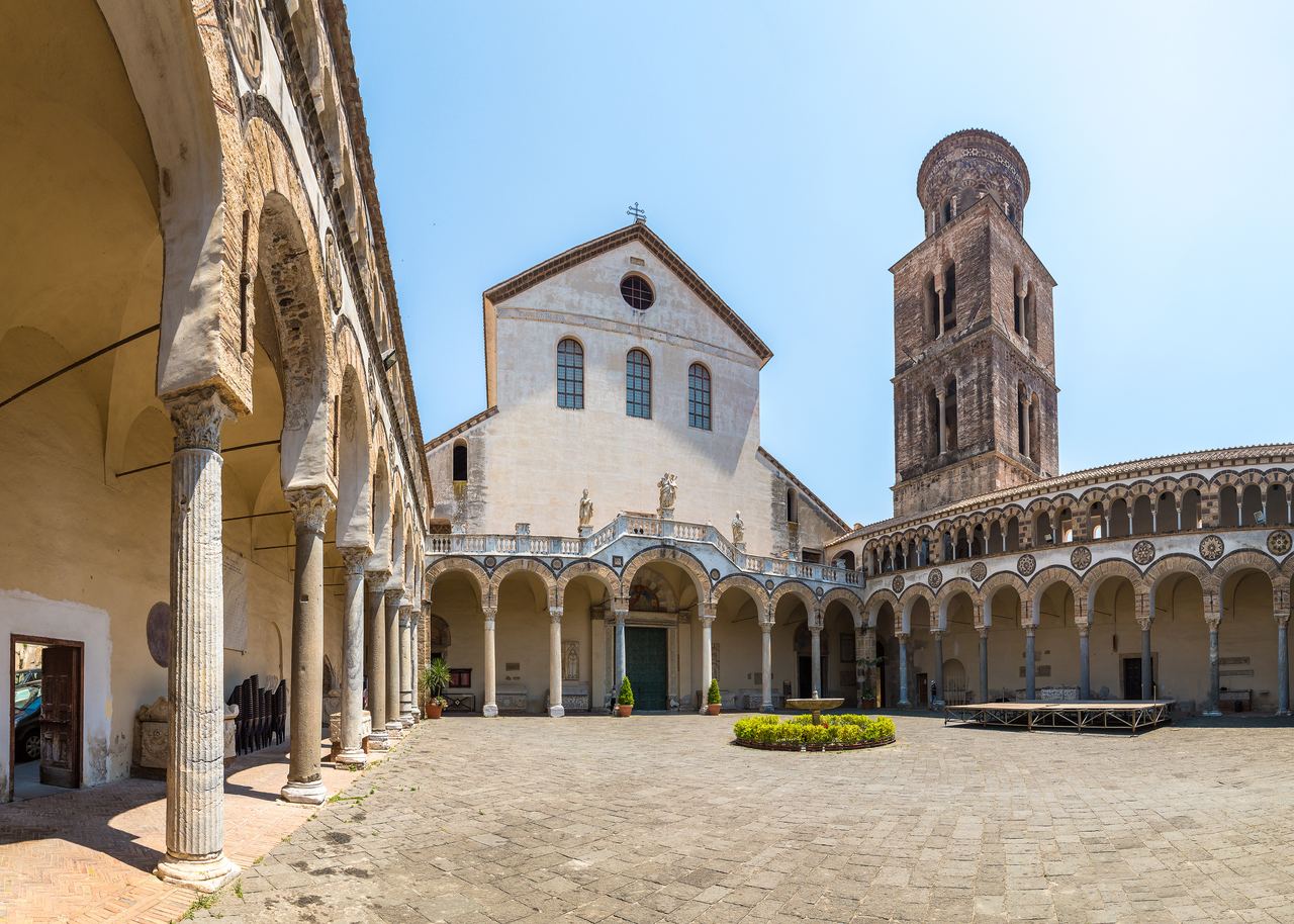 L'atrio del Duomo con il campanile arabo-normanno