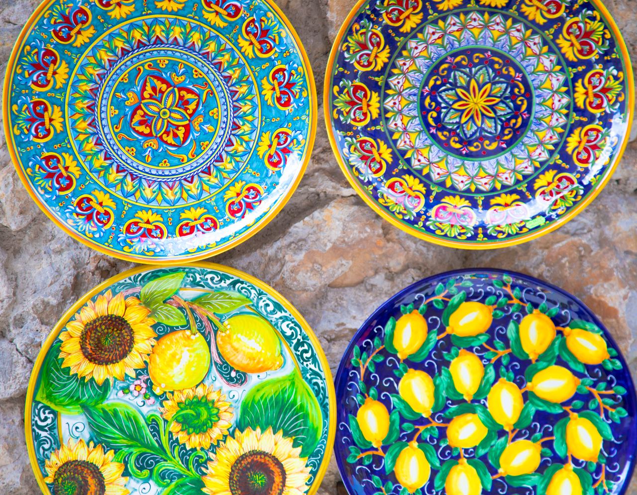 Piatti di ceramica dipinti a mano